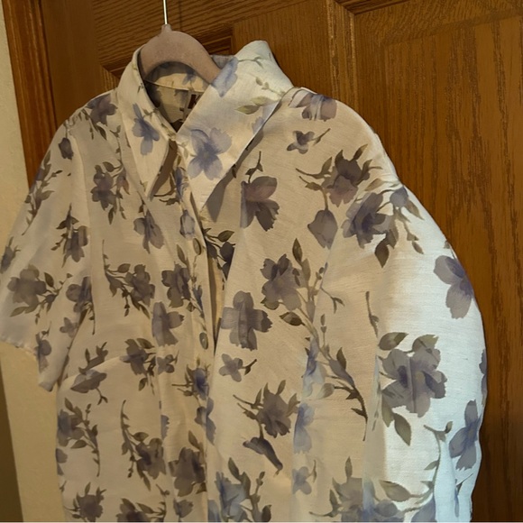 Women’s Size 14W Semi-Sheer Button Up Blue and White Floral Blouse - Picture 3 of 6